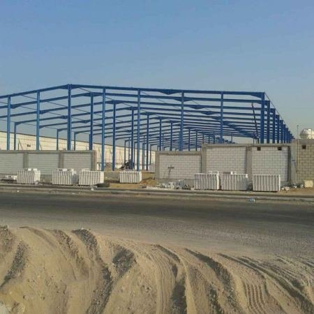 أنواع هناجر ساندوتش بانل هناجر عازلة للصوت: تحتوي على حشوات خاصة لتقليل الضوضاء، مما يجعلها مثالية للبيئات التي تتطلب عزلًا صوتيًا.