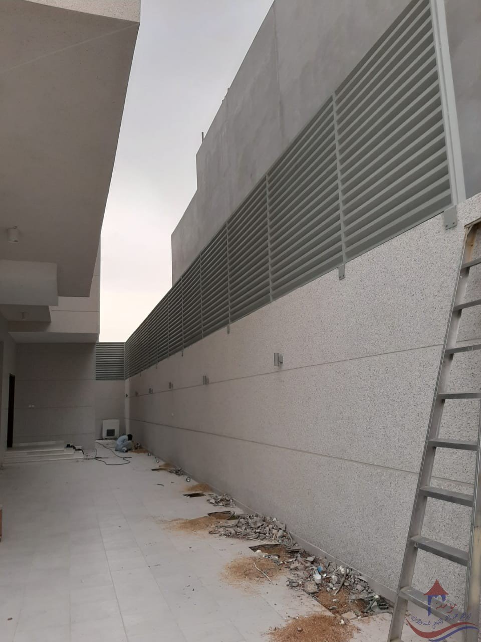 سواتر أمنية سواتر معدنية أو حديدية مصممة خصيصًا لتوفير الحماية الأمنية ضد التسلل أو السرقة، مع تصميمات تمنح أعلى مستويات الأمان.