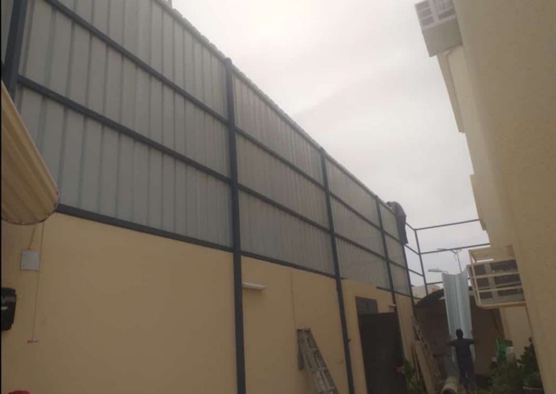 سواتر الدمام توفر لك الحلول المثالية للحماية في المناطق الساحلية والحرارة.