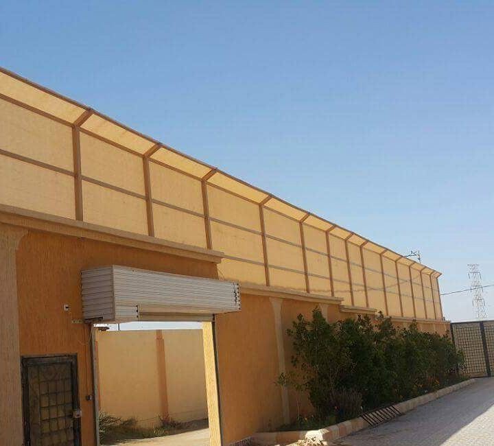 سواتر بلاستيك سهلة الصيانة وتوفر الحماية المثالية من العوامل الجوية.