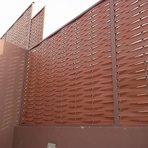 سواتر خشب تضيف لمسة طبيعية ودافئة مع قوة تحمل عالية للأجواء القاسية.