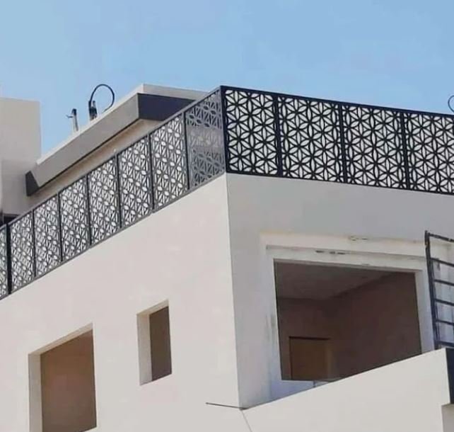 سواتر قماش توفر حماية من الشمس والرياح بتصاميم عصرية وجمالية.