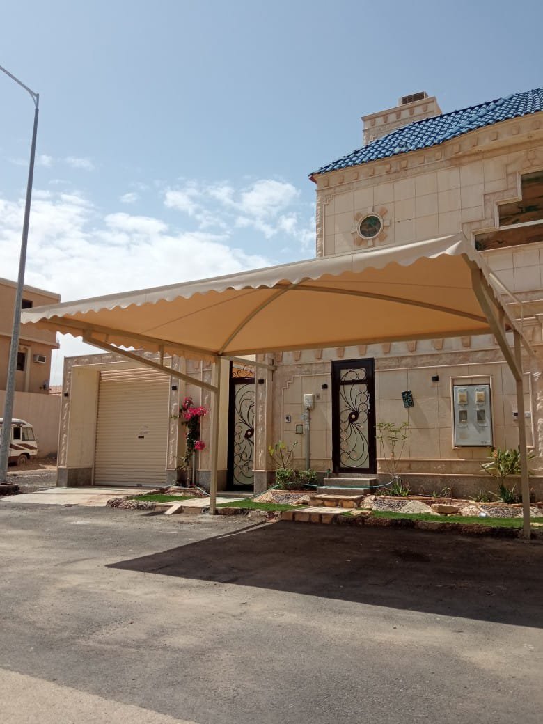 مظلات المنازل: تركيب مظلات لحماية شرفات أو مساحات الجلوس الخارجية.