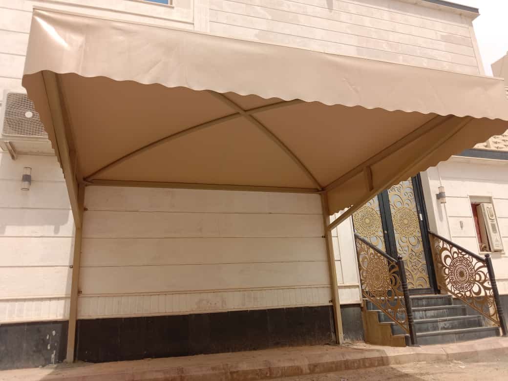 مظلات جلسات الحوش: إنشاء مناطق مظللة في الحديقة لتوفير مكان مريح للجلوس.