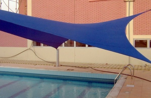 مظلات سداسية ومخروطية: مثالية لتوفير ظل واسع.