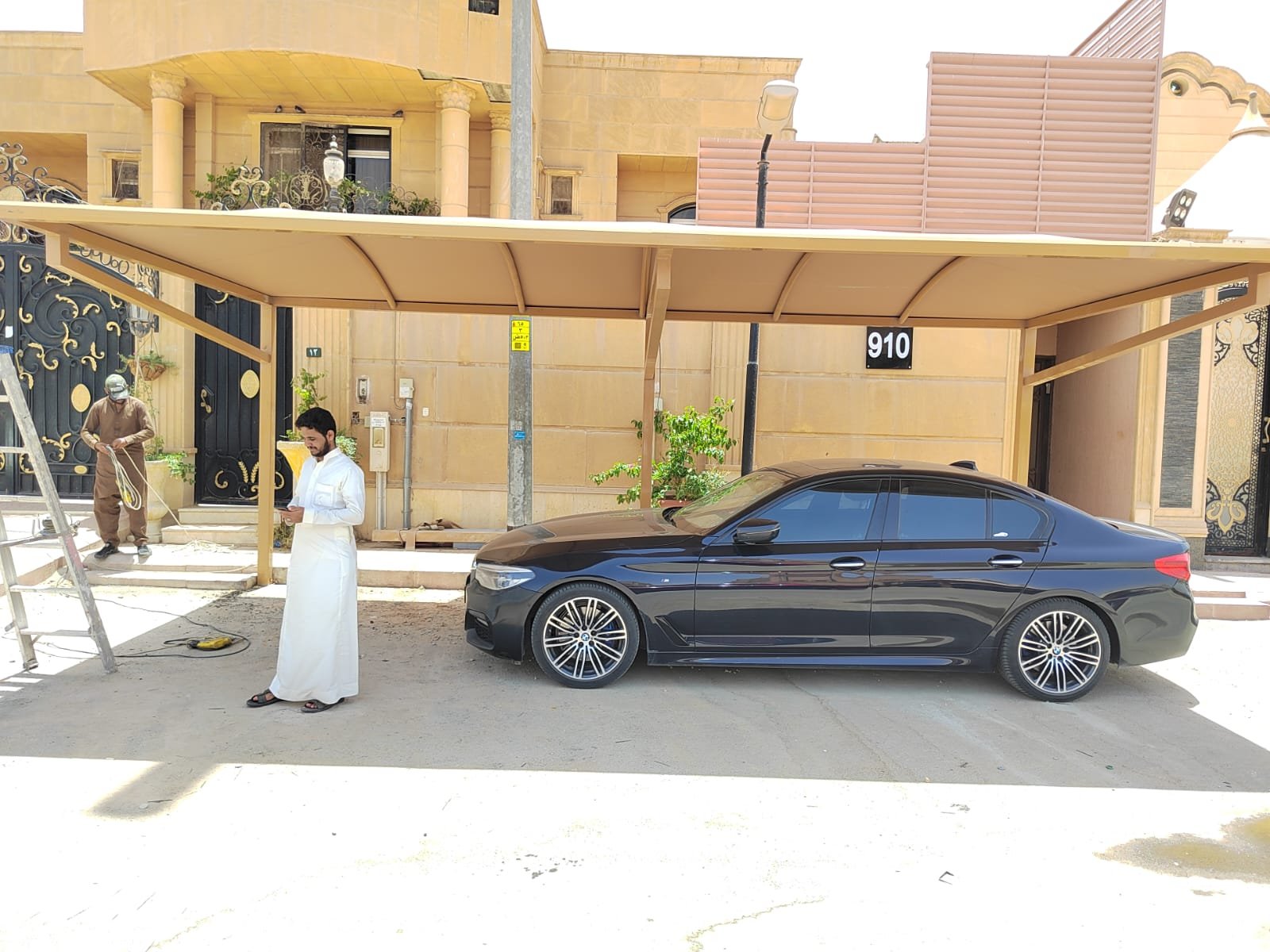 مظلات سيارات حديدية توفر أمانًا وحماية عالية ضد العوامل الجوية.