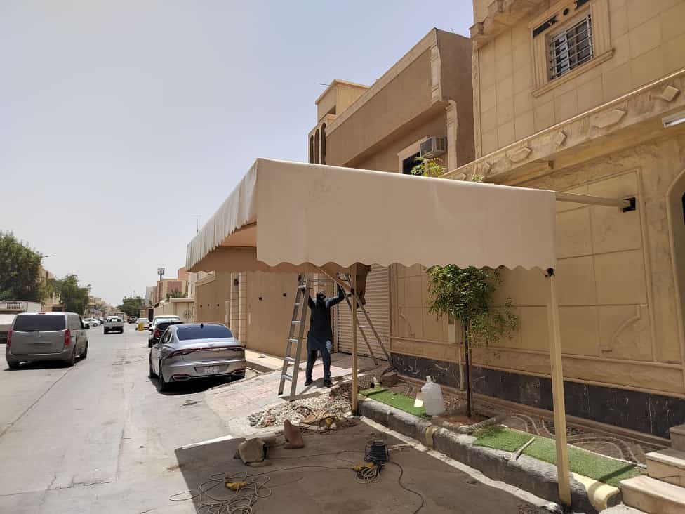 مظلات سيارات خارجية تضمن حماية مثالية لسيارتك من أشعة الشمس والمطر.