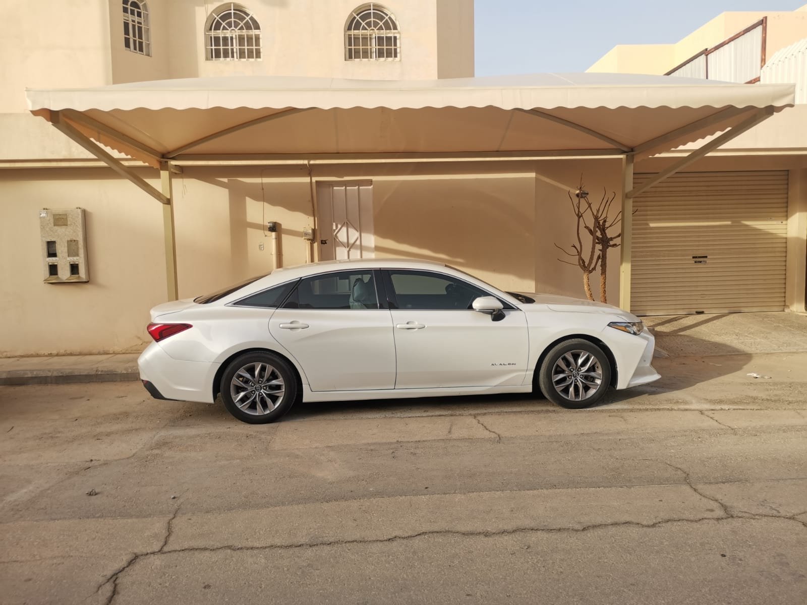 مظلات سيارات رخيصة لكنها فعّالة في توفير الحماية من الشمس والمطر.