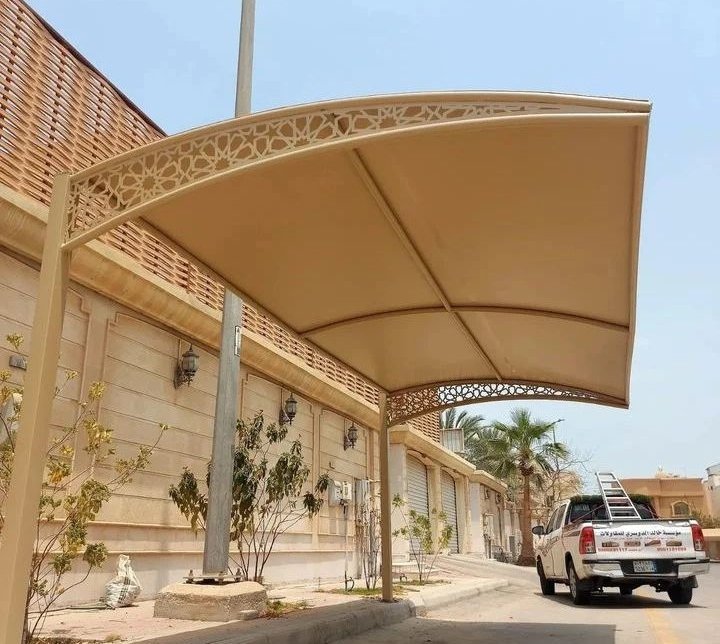 مظلات سيارات مقاومة للعوامل الجوية: مصنوعة من مواد قوية تتحمل الرياح والمطر، مما يضمن استدامتها لفترة طويلة