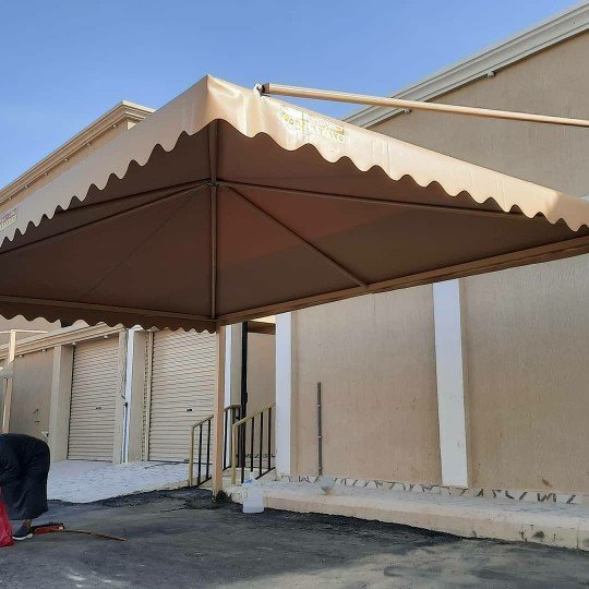 مظلات قابلة للطي: مثالية للمساحات الصغيرة وتسمح بالتخزين السهل عندما لا تكون قيد الاستخدام.