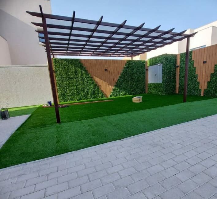 مظلات هرمية: تعطي شكلًا جذابًا وتناسب المساحات المختلفة