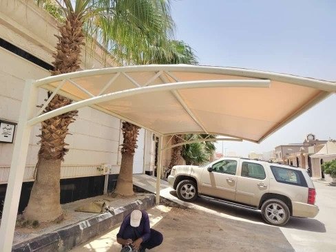 مميزات مظلات السيارات عالية الجودة: حماية فعالة: توفر حماية من أشعة الشمس المباشرة